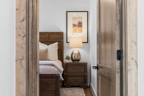 4 bedrooms, iron/ironing board, travel cot, free WiFi - Resort Cabin with Golf Cart, Hot Tub, Indoor Pool - Hiking, Pickleball, Fishing (Hollister)