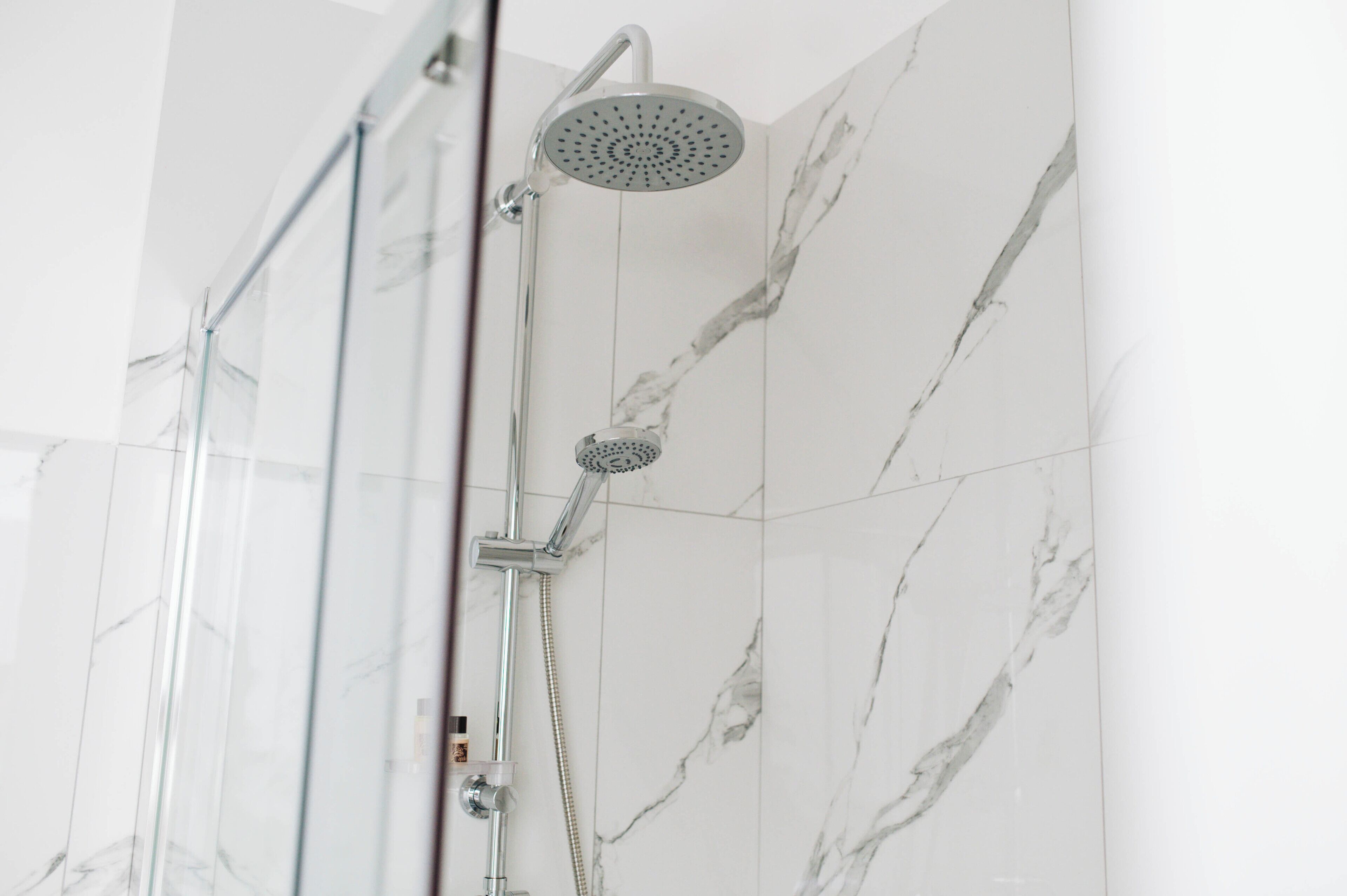 Een douche, milieuvriendelijke toiletartikelen, een haardroger