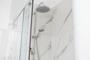 Shower, eco-friendly toiletries, hair dryer, towels - [Casa Del Capitano] Central Apartment - Molfetta (Molfetta)