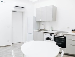 Fridge, microwave, oven, stovetop - [Casa Del Capitano] Central Apartment - Molfetta (Molfetta)