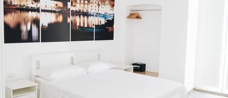 1 habitación, caja de seguridad en la habitación y escritorio