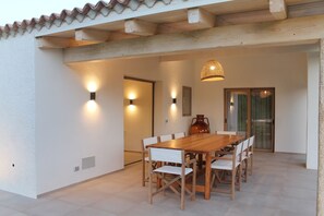 Outdoor dining - Casa Sùara - modern villa few minutes away from Costa Smeralda beaches (Monticanaglia)