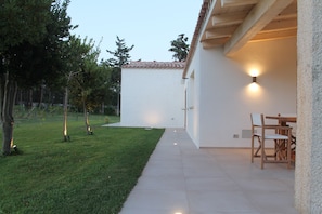Outdoor dining - Casa Sùara - modern villa few minutes away from Costa Smeralda beaches (Monticanaglia)