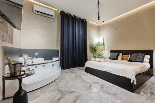 Falco Jacuzzi Home - Whirlpool bath in room - Naples