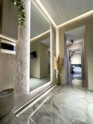 تجهيزات دش، حوض استحمام بنظام ضخ المياه، مجففات شعر، مراحيض شطف