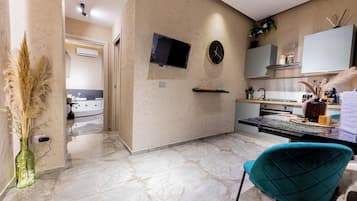 Fridge, oven, stovetop, coffee/tea maker