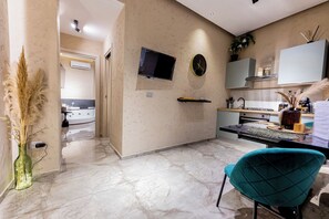 Fridge, oven, stovetop, coffee/tea maker - Falco Jacuzzi Home - Whirlpool bath in room - Naples (Napoli)