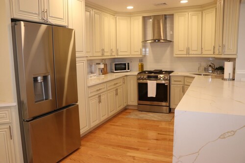 Spacious & Elegant 2 bedroom apartment in the heart of Uniondale