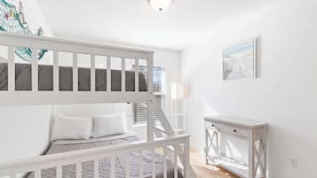 3 habitaciones, tabla de planchar con plancha, wifi y ropa de cama