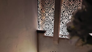Un espace d’accueil agrémenté d’une arche en pierre, d’une enseigne indiquant « Casa Fiori Hotel Art & Spa » et d’un comptoir de réception avec deux chaises.