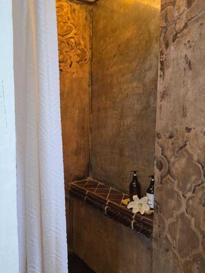 Comfort Room | Bathroom | Hair dryer, towels, soap, shampoo - Casa Fiori (San Miguel de Allende)