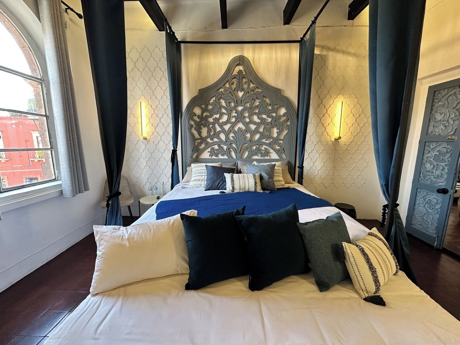 Quarto luxo | Cofres nos quartos, ferros/tábuas de passar roupa, Wi-Fi de cortesia