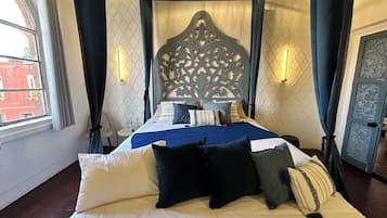 Quarto luxo | Cofres nos quartos, ferros/tábuas de passar roupa, Wi-Fi de cortesia