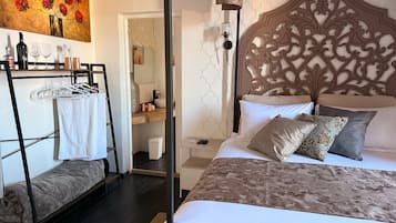 Habitación cuádruple familiar | Caja de seguridad en la habitación y tabla de planchar con plancha