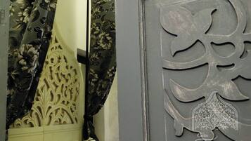 Habitación Confort | Caja de seguridad en la habitación y tabla de planchar con plancha