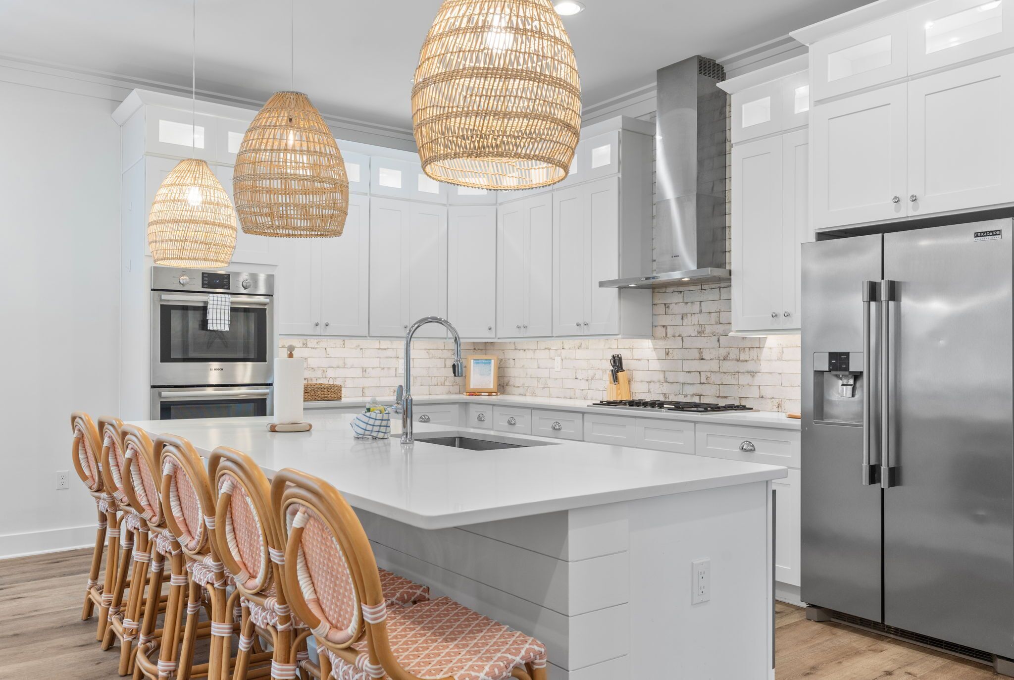 Mikrobølgeovn, ovn, kokeplater og oppvaskmaskin