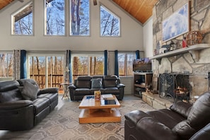TV, fireplace, video games - Hillcrest Lodge~Pigeon Forge~Smokies (Pigeon Forge)