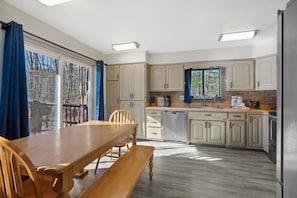Coffee/tea maker, fridge, microwave, oven - Hillcrest Lodge~Pigeon Forge~Smokies (Pigeon Forge)