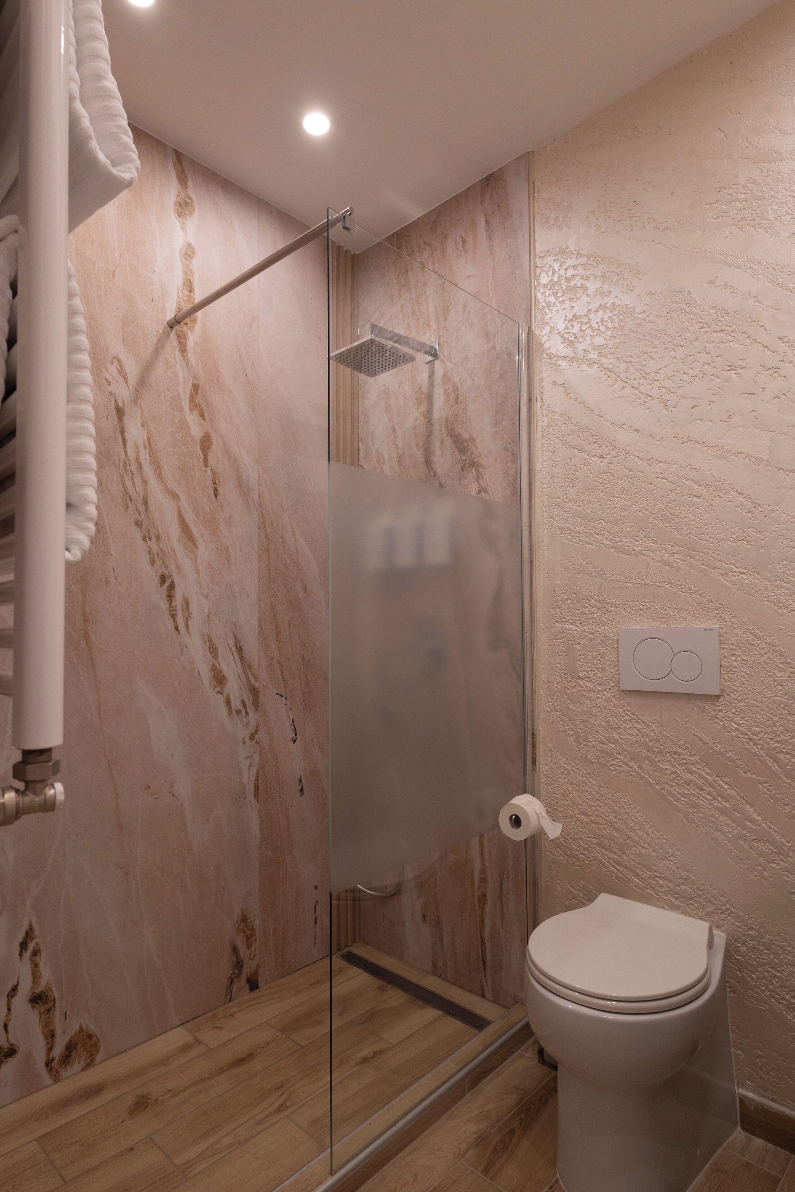 Douche, sèche-cheveux, serviettes fournies, savon