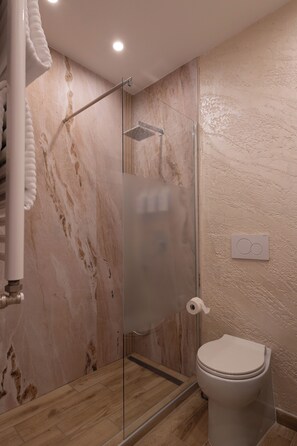 Douche, sèche-cheveux, serviettes fournies, savon