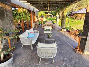 Casa, vista para a piscina | Opções para refeição ao ar livre