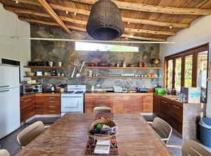 Casa, vista para a piscina | Cozinha privada | Torradeira, liquidificador