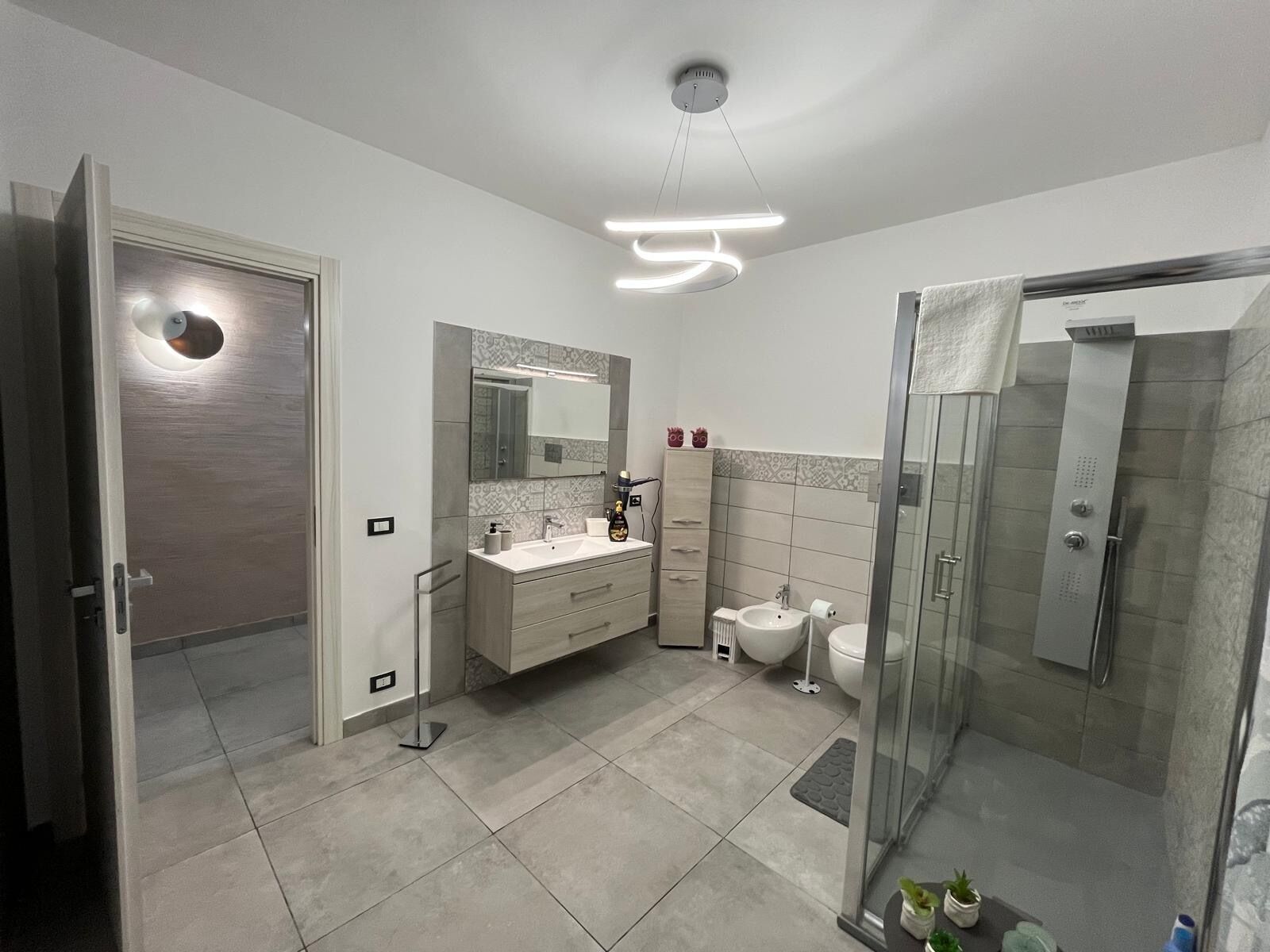 Hårtørrer, bidet, håndklæder, Sæbe