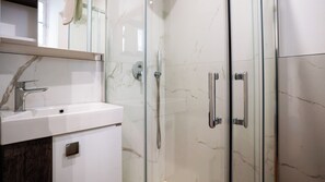 Douche, sèche-cheveux, bidet, serviettes fournies