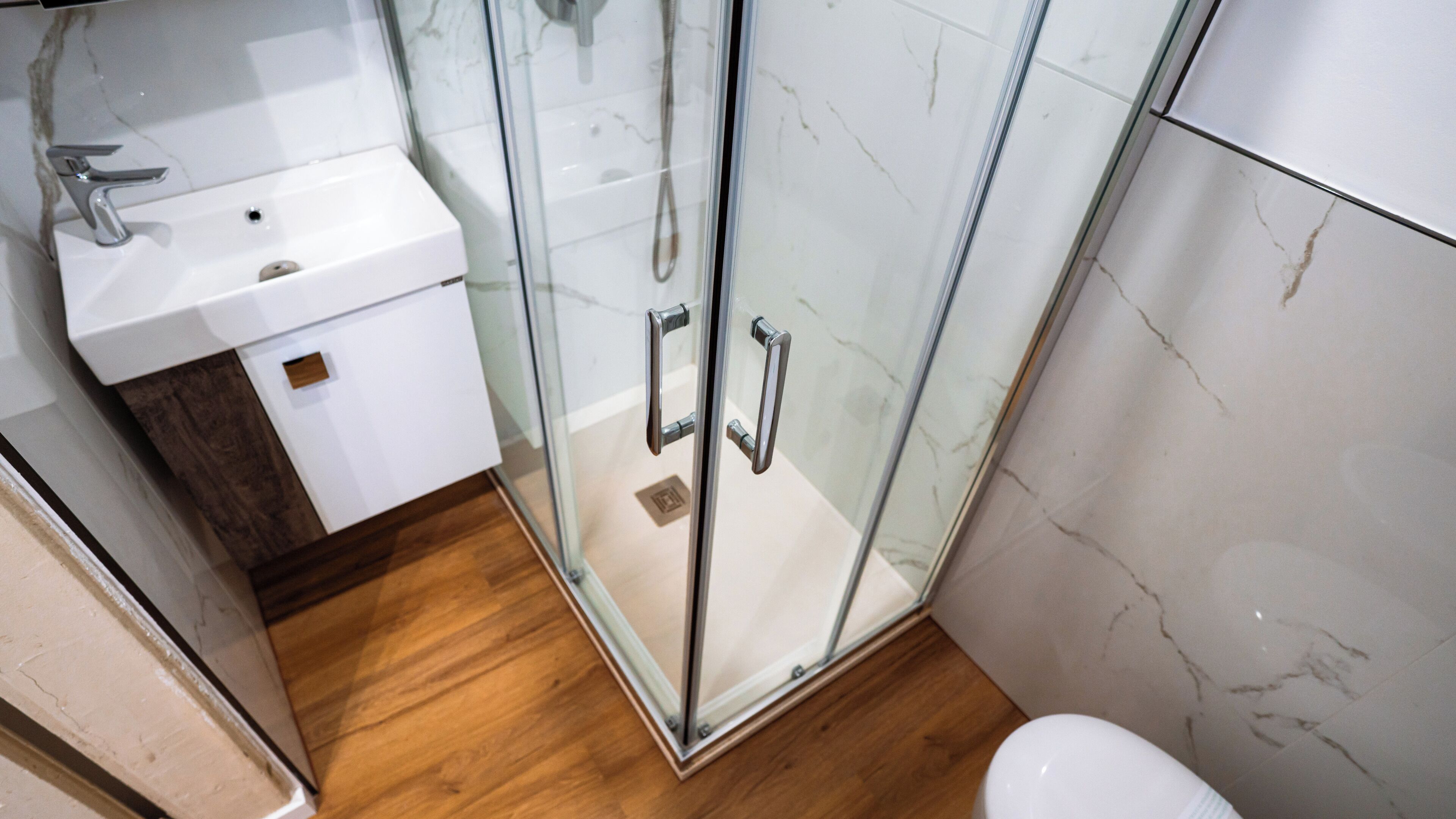 Een douche, een haardroger, een bidet, handdoeken