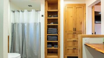 Ducha, secador de pelo, toallas y jabón