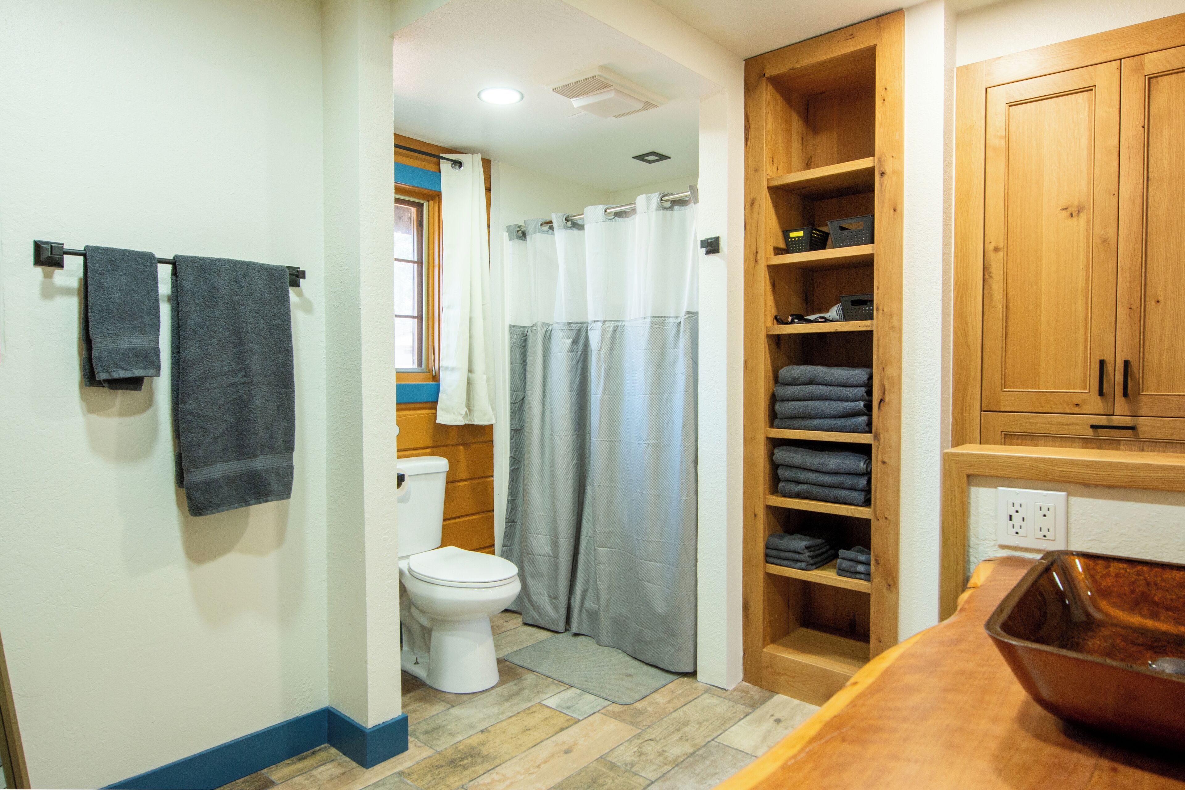 Dusj, hårføner, håndklær og såpe