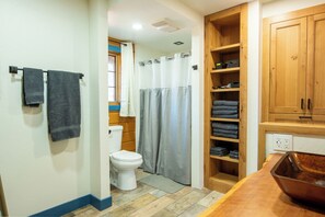 Dusj, hårføner, håndklær og såpe