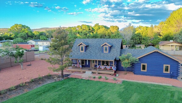 Exterior - Log Cabin Near Sedona • Oak Creek • Hot Tub • Dark Skies (Cornville)