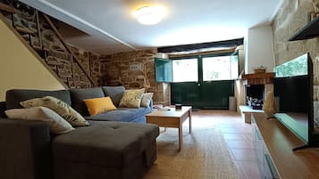 Een smart-tv en een open haard