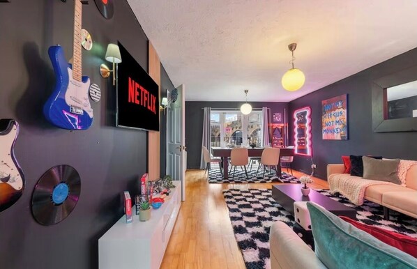 Interior - 1 minute walk to Camden Market | WiFi + 6 Beds & 2 bath (London)