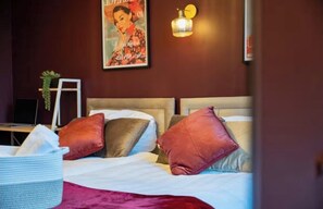 2 bedrooms, iron/ironing board, WiFi, bed sheets - 1 minute walk to Camden Market | WiFi + 6 Beds & 2 bath (London)