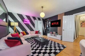 Interior - 1 minute walk to Camden Market | WiFi + 6 Beds & 2 bath (London)
