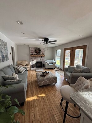 Smart TV, stereo, computer monitors, printers - Spacious, quiet 4-bedroom house in gorgeous Trumansburg, only 20min to Ithaca (Trumansburg)