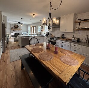 Fridge, microwave, oven, stovetop - Spacious, quiet 4-bedroom house in gorgeous Trumansburg, only 20min to Ithaca (Trumansburg)
