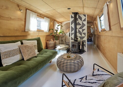 Boutique houseboat in central London. A calm oasis in the heart of the city.