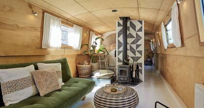 Boutique houseboat in central London. A calm oasis in the heart of the city.