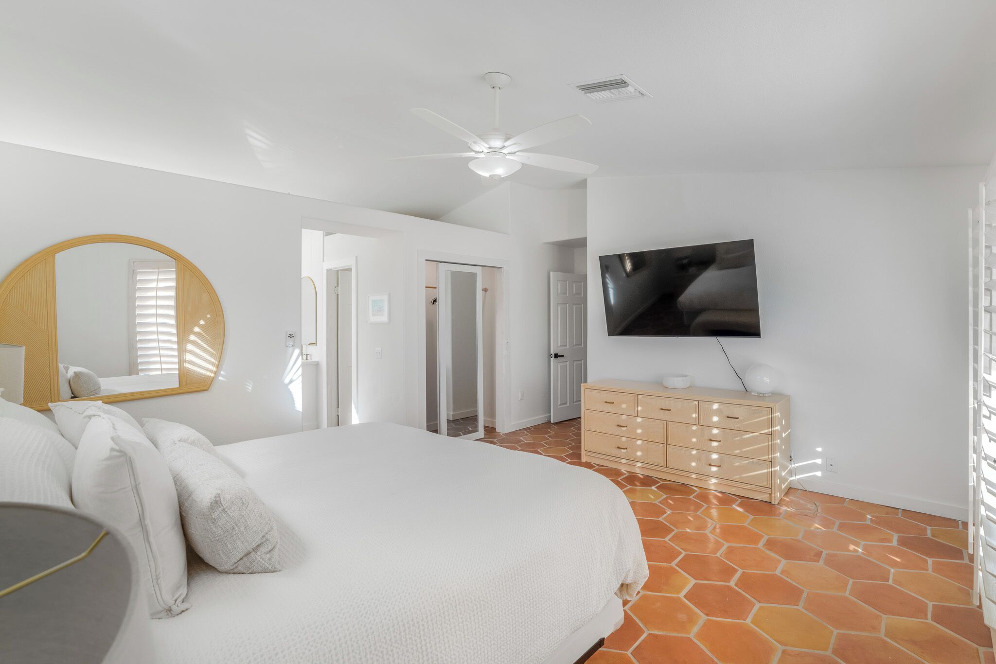 4 bedrooms, iron/ironing board, WiFi, bed sheets