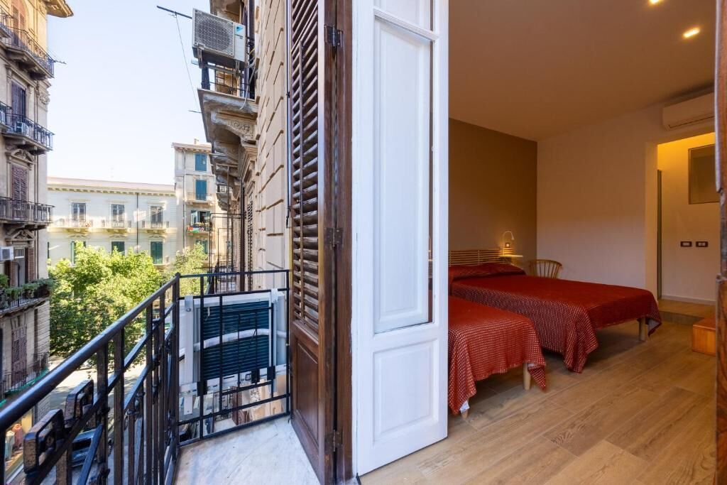 Habitació triple Deluxe, balcó | Caixa forta a l'habitació, planxa i posts de planxar i wifi gratuïta 