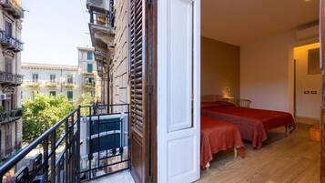 Kamar Triple Deluks, balkon | Brankas, setrika/meja setrika, dan Wi-Fi gratis