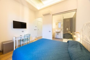 Caixa forta a l'habitació, planxa i posts de planxar i wifi gratuïta 