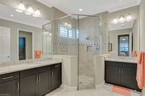 Hair dryer, towels, soap, toilet paper - Beautiful 2-bedroom house in a perfect Bonita Springs location (Bonita Springs)