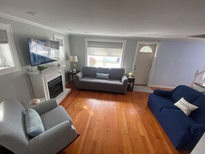 Una Smart TV, una chimenea, libros