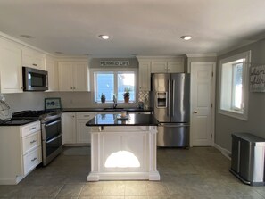 Køleskab, mikrobølgeovn, ovn, kogeplade