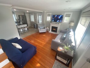 Smart TV, chimenea y libros 