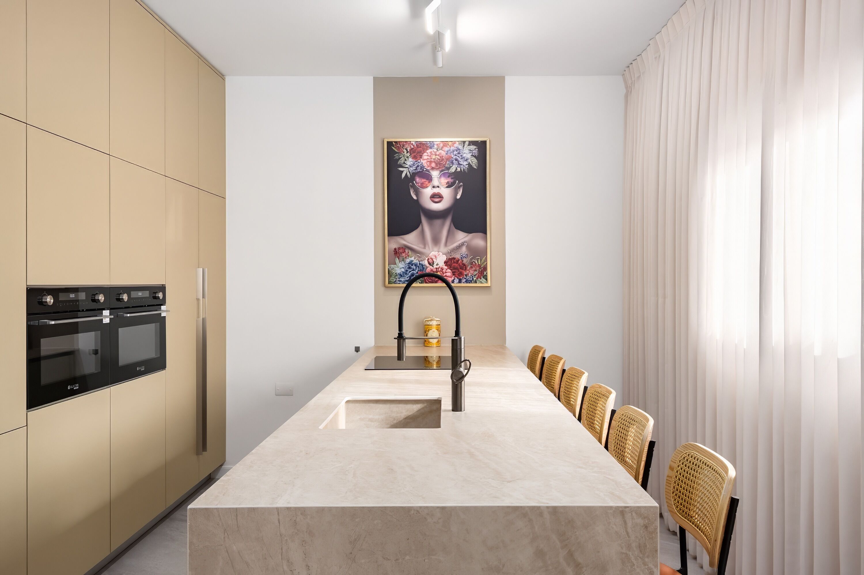 Een koelkast, een oven, een kookplaat, een koffiezetapparaat/waterkoker